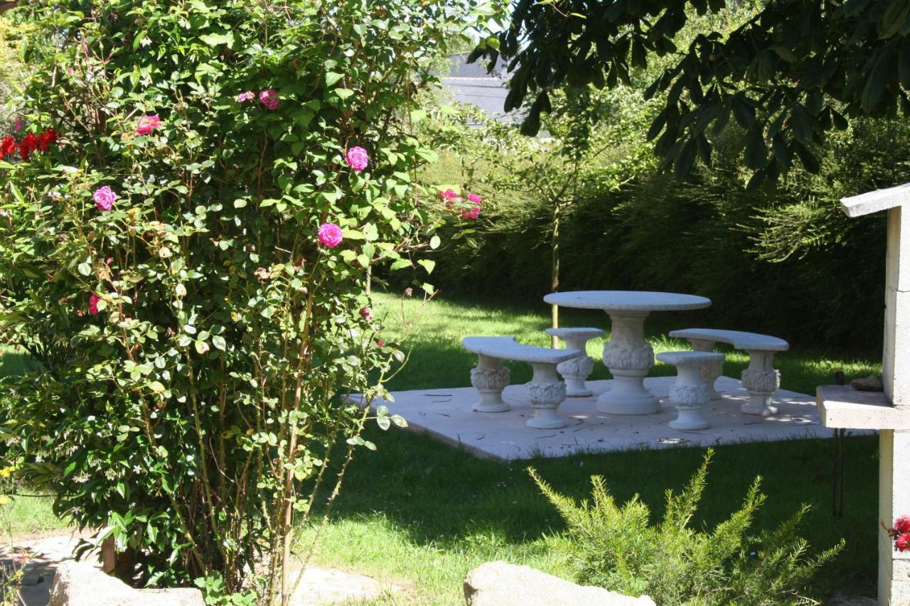 Chez Renee Et Raynal B&B Plounévez-Lochrist Exteriör bild