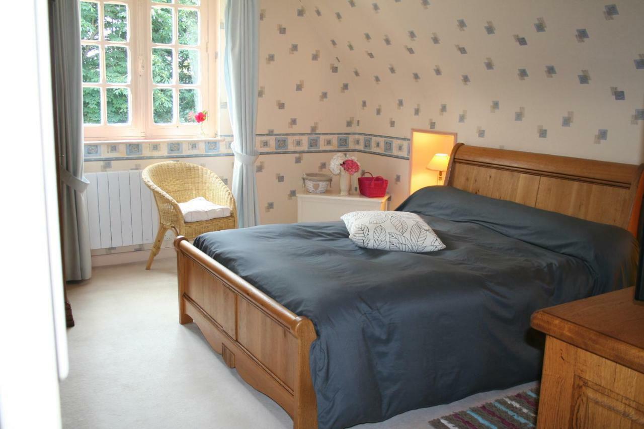 Chez Renee Et Raynal B&B Plounévez-Lochrist Exteriör bild