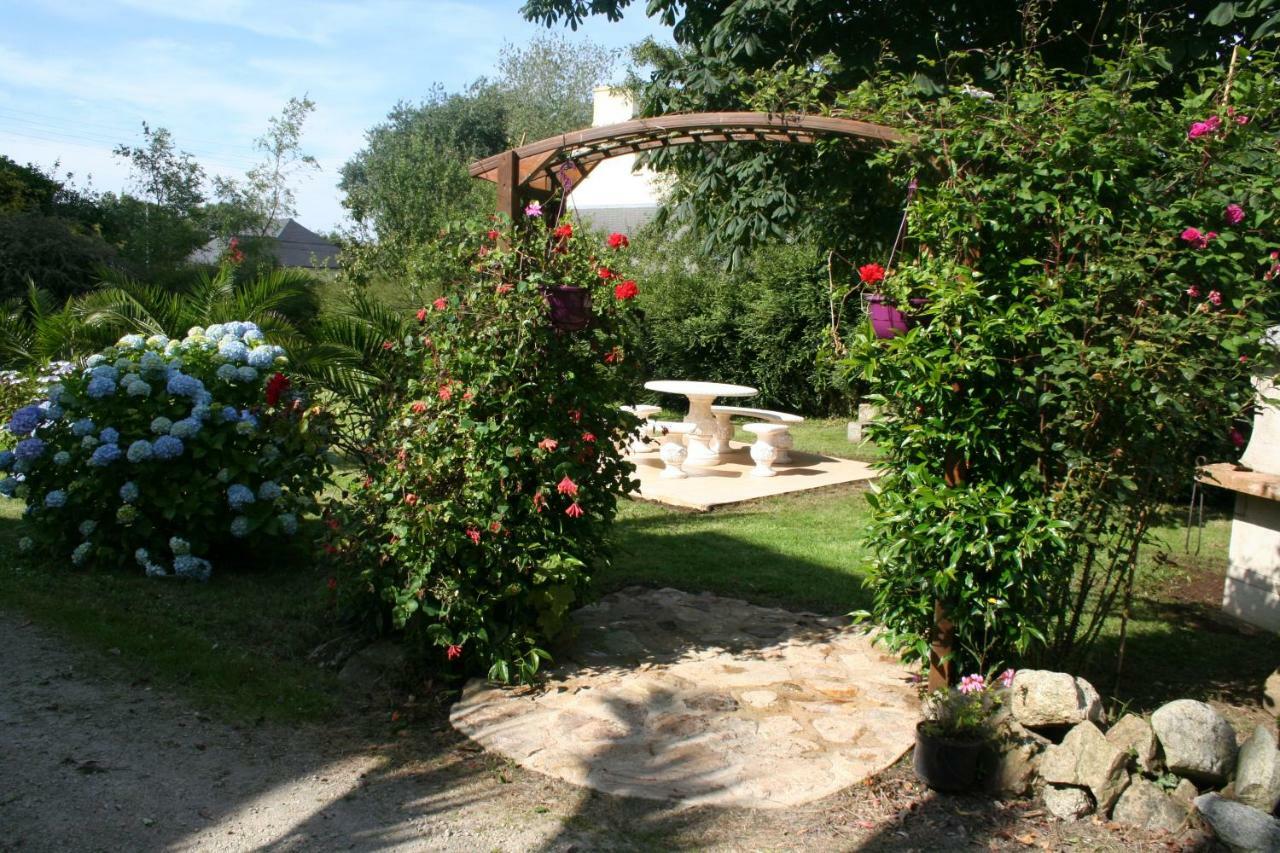 Chez Renee Et Raynal B&B Plounévez-Lochrist Exteriör bild